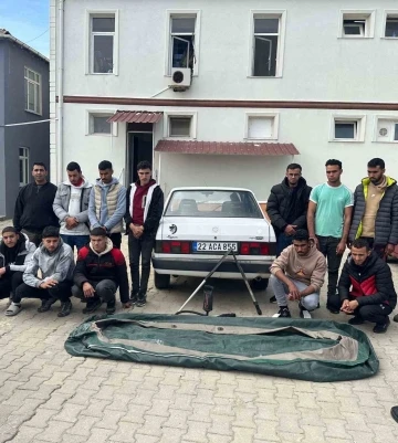 Yunanistan’a bot ile geçmeye çalışan 15 düzensiz göçmen yakalandı
