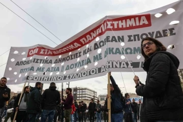 Yunanistan’da öğrenciler sokağa indi
