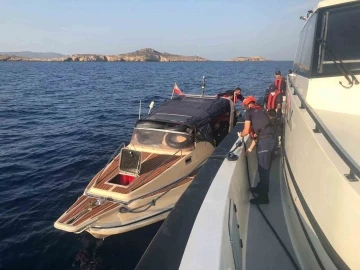 Yunanlıların geri ittiği fiber teknedeki 22 düzensiz göçmen kurtarıldı
