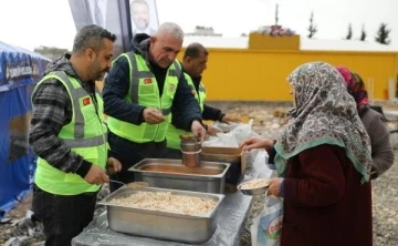 Yüreğir Belediyesi Adıyaman’da iftar yemeği dağıttı
