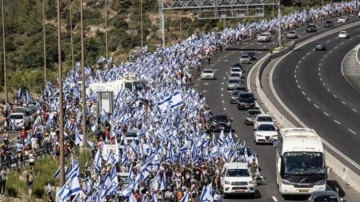 Yüz binlerce İsrailli sokaklara döküldü: Protestolar büyüyor!