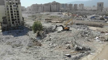Yüzlerce kişiye mezar olan Rönesans Rezidans’ın son bloğu da yıkıldı
