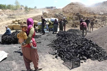 Yüzlerinde kömür karasıyla mevsimlik işçiler
