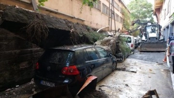 Zeytinburnu'nda istinat duvarı araçların üzerinde çöktü